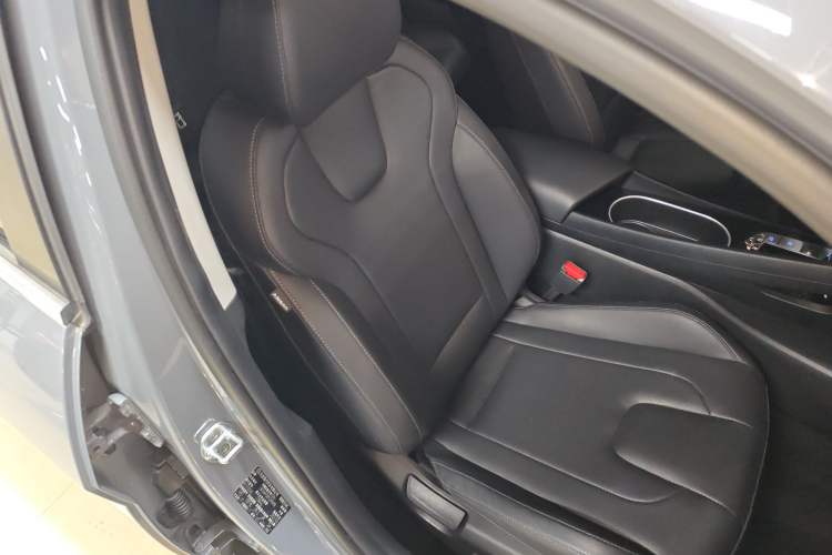 Used Hyundai Elantra 2022 1.5L CVT LUX Prestige Edition Right Front Seat