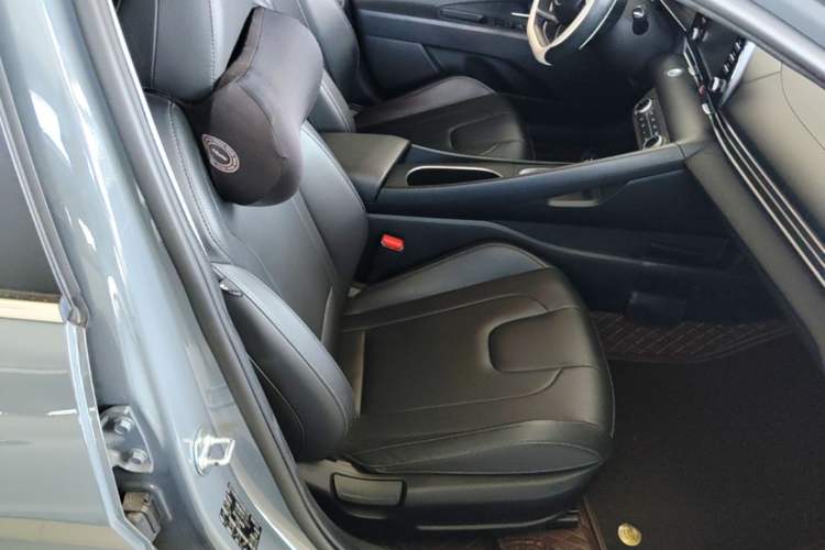 Used Hyundai Elantra 2022 1.5L CVT GLX Elite Edition Right Front Seat