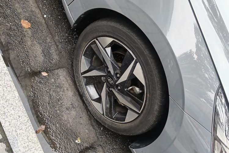 Used Hyundai Elantra 2022 1.5L CVT LUX Prestige Edition Right Front Wheel Hub