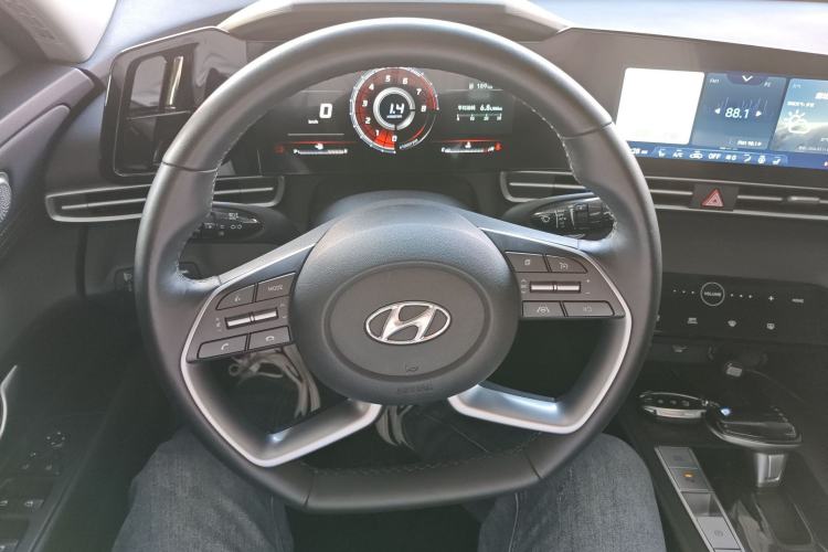 Used Hyundai Elantra 2022 1.5L CVT LUX Prestige Edition Steering Wheel