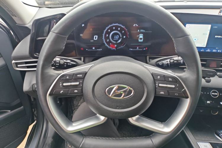 Used Hyundai Elantra 2022 1.5L CVT LUX Prestige Edition Steering Wheel