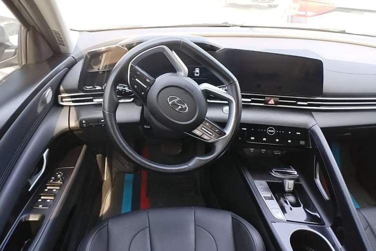 Used Hyundai Elantra 2022 1.5L CVT LUX Prestige Edition Steering Wheel