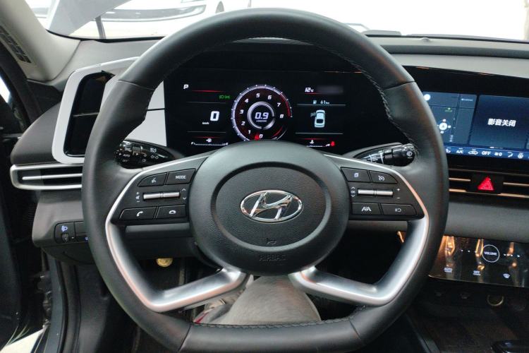 Used Hyundai Elantra 2022 1.5L CVT LUX Prestige Edition Steering Wheel