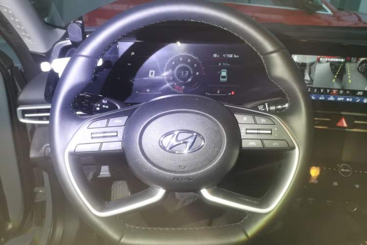 Used Hyundai Elantra 2022 1.5L CVT LUX Prestige Edition Steering Wheel