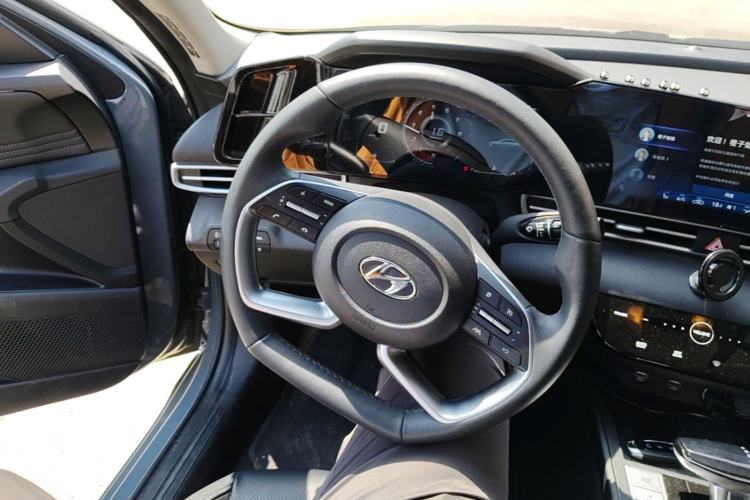 Used Hyundai Elantra 2022 1.5L CVT LUX Prestige Edition Steering Wheel