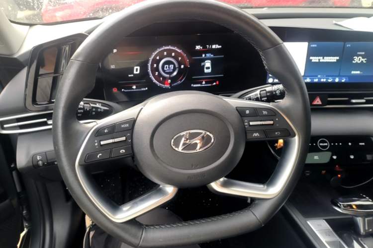 Used Hyundai Elantra 2022 1.5L CVT LUX Prestige Edition Steering Wheel