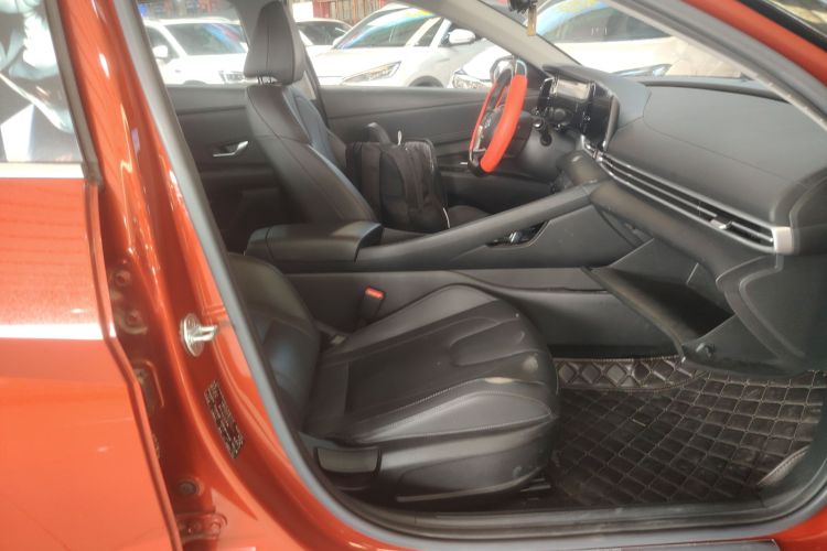 Used Hyundai Elantra 2022 1.5L CVT LUX Prestige Edition Right Front Seat