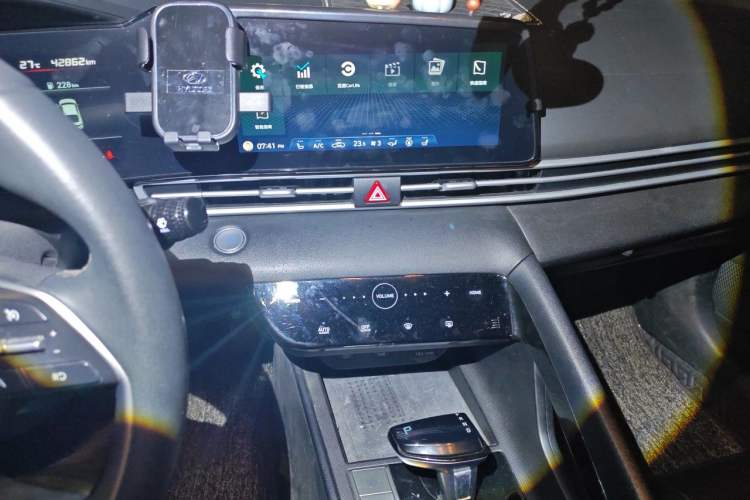 Used Hyundai Elantra 2022 1.5L CVT LUX Prestige Edition Audio And AC Panel