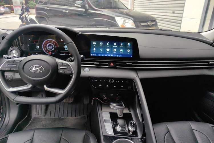 Used Hyundai Elantra 2022 1.5L CVT LUX Prestige Edition Center Console