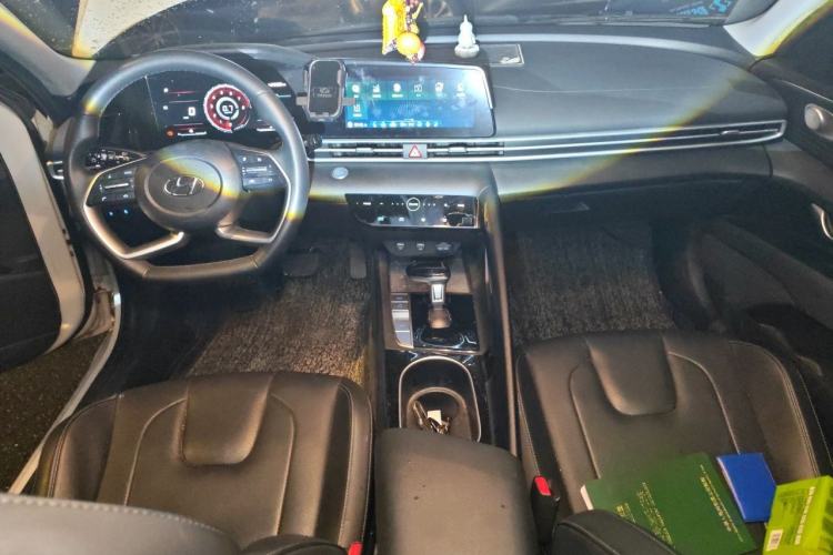 Used Hyundai Elantra 2022 1.5L CVT LUX Prestige Edition Center Console