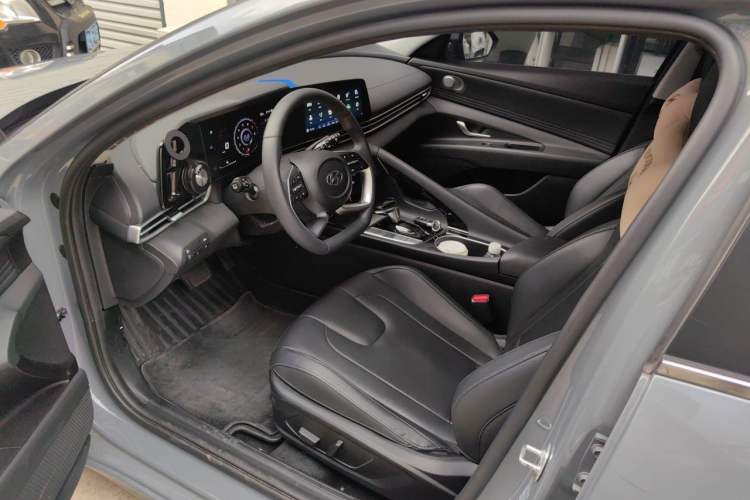 Used Hyundai Elantra 2022 1.5L CVT LUX Prestige Edition Driver Seat