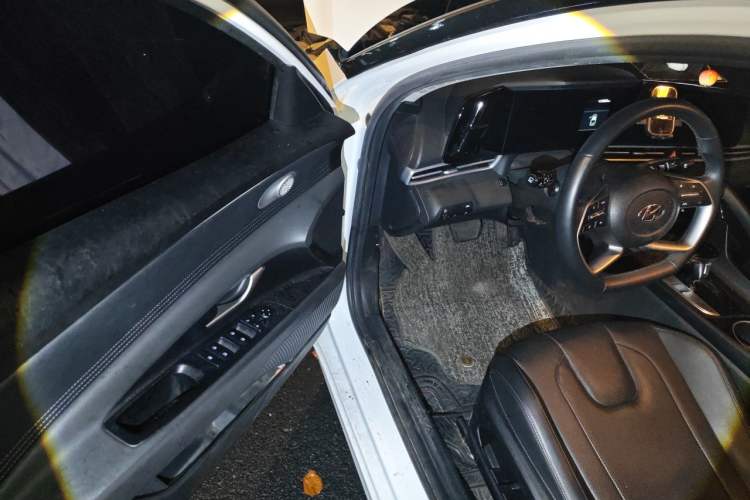 Used Hyundai Elantra 2022 1.5L CVT LUX Prestige Edition Driver Seat