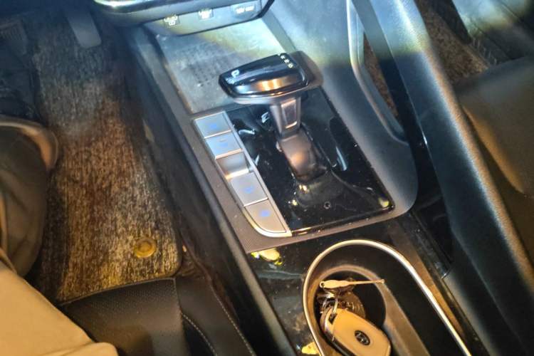 Used Hyundai Elantra 2022 1.5L CVT LUX Prestige Edition Gear Lever