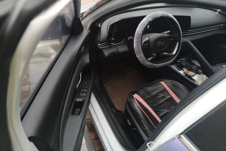 Used Hyundai Elantra 2022 1.5L CVT LUX Prestige Edition Interior 3