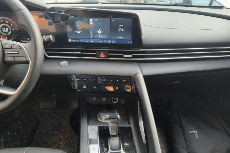 Used Hyundai Elantra 2022 1.5L CVT LUX Prestige Edition Audio And AC Panel