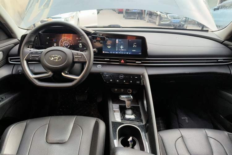 Used Hyundai Elantra 2022 1.5L CVT LUX Prestige Edition Center Console