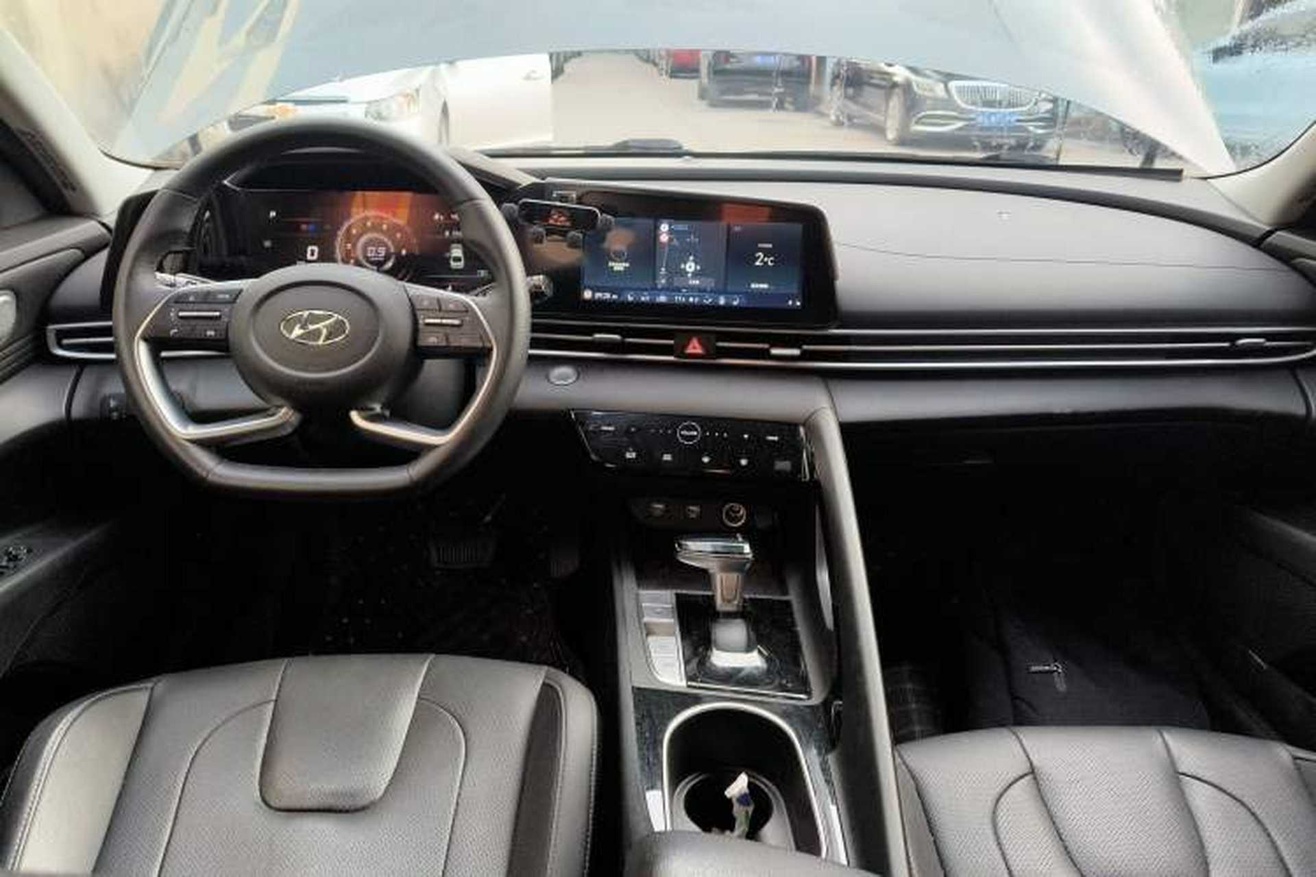Used Hyundai Elantra 2022 1.5L CVT LUX Prestige Edition Center Console
