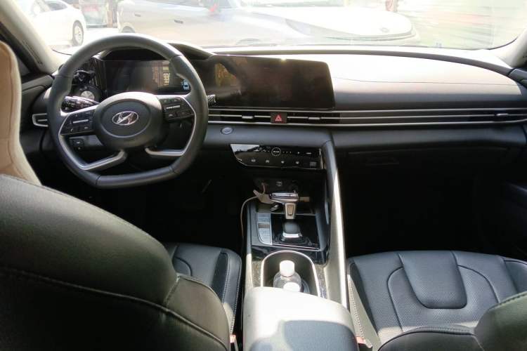 Used Hyundai Elantra 2022 1.5L CVT LUX Prestige Edition Center Console