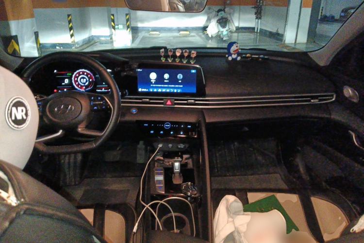 Used Hyundai Elantra 2022 1.5L CVT LUX Prestige Edition Center Console