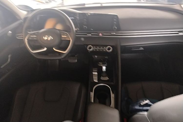 Used Hyundai Elantra 2022 1.5L CVT GLX Elite Edition Center Console