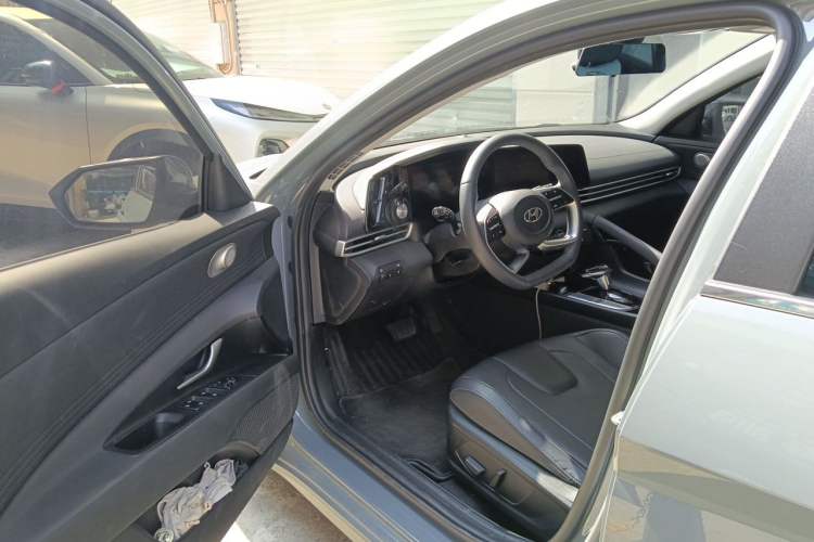 Used Hyundai Elantra 2022 1.5L CVT LUX Prestige Edition Driver Seat