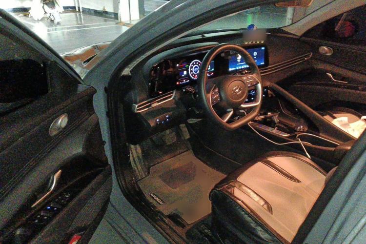 Used Hyundai Elantra 2022 1.5L CVT LUX Prestige Edition Driver Seat