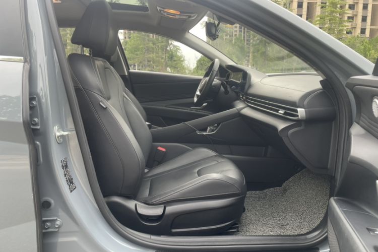 Used Hyundai Elantra 2022 1.5L CVT LUX Prestige Edition Interior 8