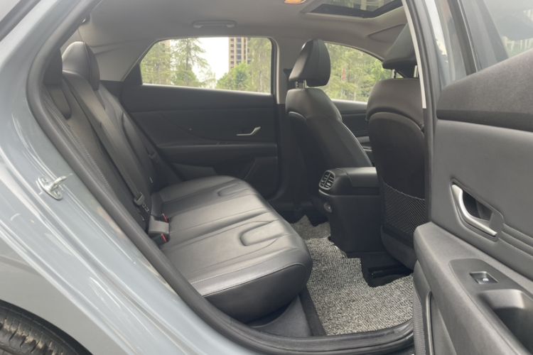 Used Hyundai Elantra 2022 1.5L CVT LUX Prestige Edition Interior 9