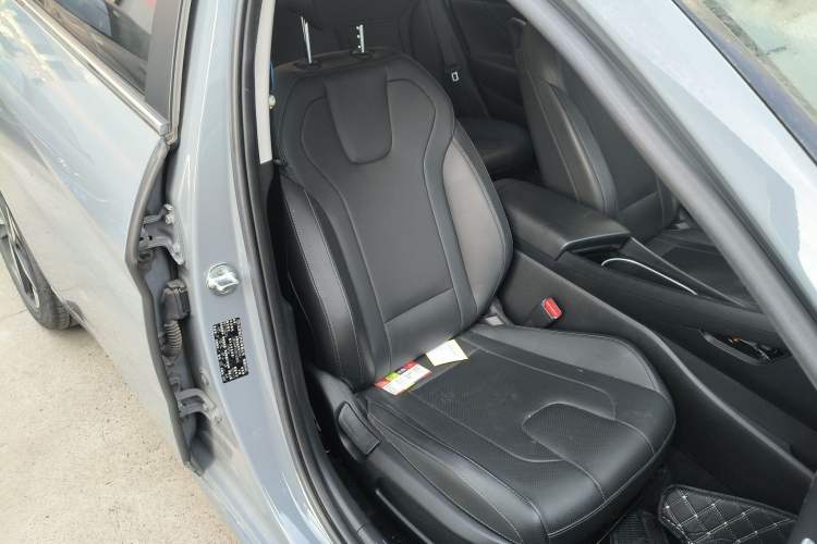 Used Hyundai Elantra 2022 1.5L CVT LUX Prestige Edition Right Front Seat