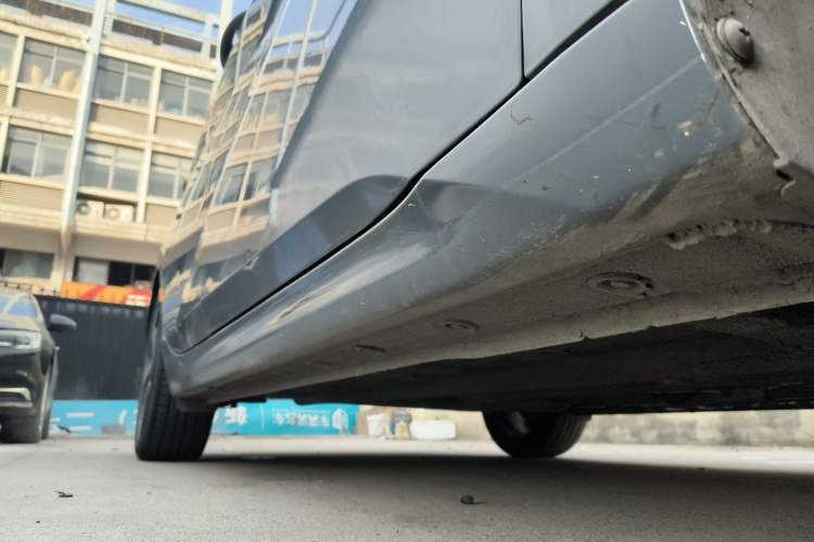 Used Hyundai Elantra 2022 1.5L CVT LUX Prestige Edition Right Side Sill