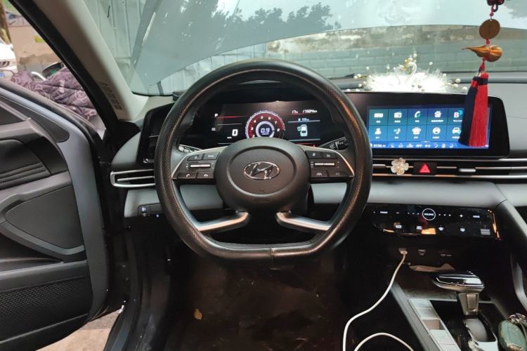 Used Hyundai Elantra 2022 1.5L CVT LUX Prestige Edition Steering Wheel