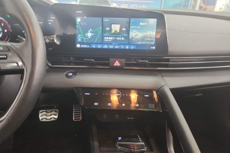 Used Hyundai Elantra 2022 240TGDi DCT LUX Prestige Edition Audio And AC Panel