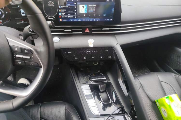 Used Hyundai Elantra 2022 1.5L CVT LUX Prestige Edition Audio And AC Panel