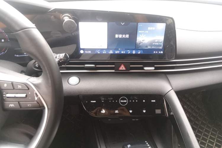 Used Hyundai Elantra 2022 1.5L CVT LUX Prestige Edition Audio And AC Panel