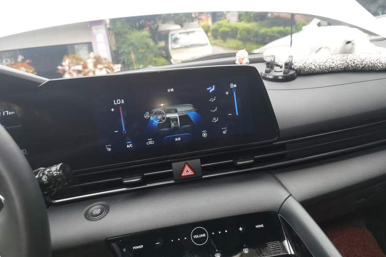 Used Hyundai Elantra 2022 240TGDi DCT LUX Prestige Edition Audio And AC Panel