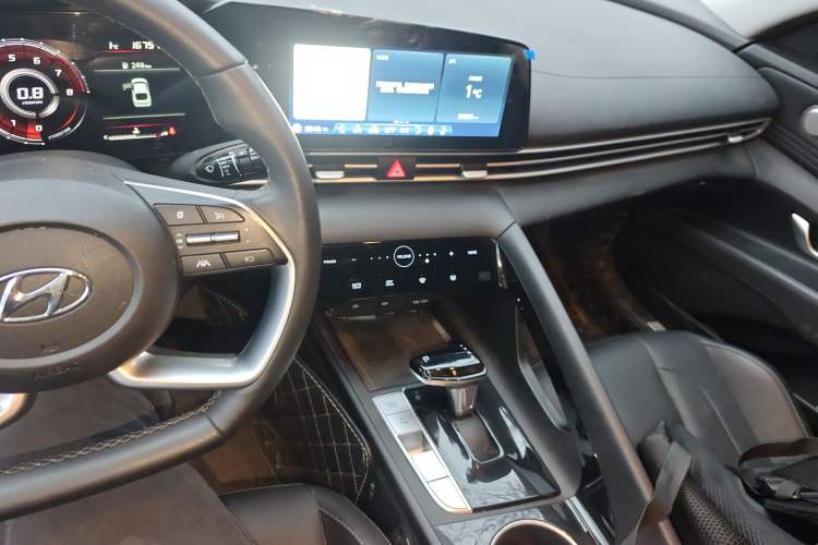 Used Hyundai Elantra 2022 1.5L CVT LUX Prestige Edition Audio And AC Panel
