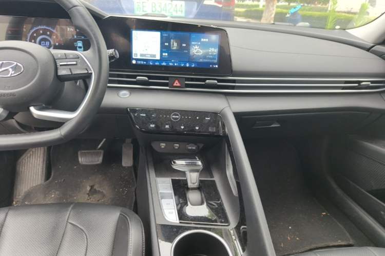 Used Hyundai Elantra 2022 1.5L CVT LUX Prestige Edition Audio And AC Panel