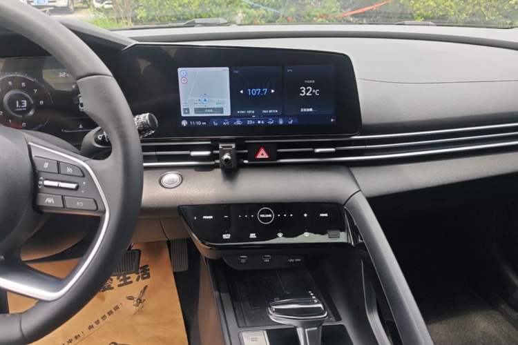 Used Hyundai Elantra 2022 1.5L CVT LUX Prestige Edition Audio And AC Panel