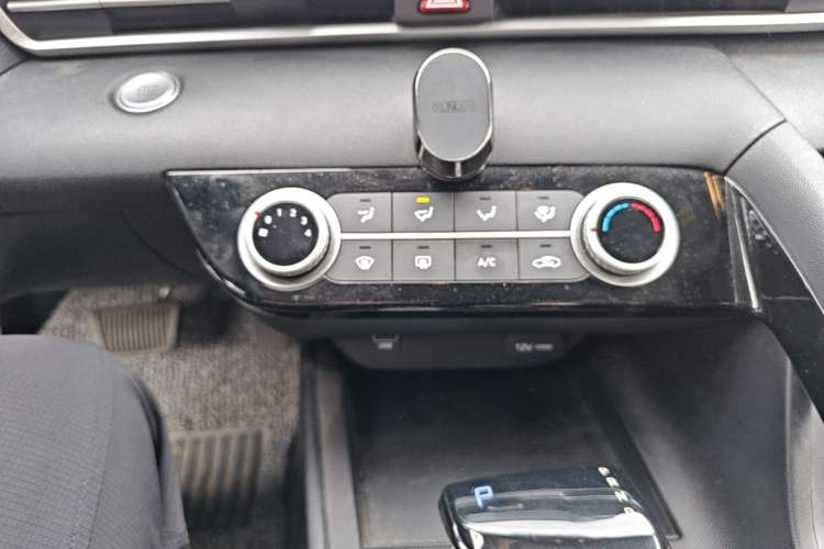 Used Hyundai Elantra 2022 1.5L CVT GLX Elite Edition Audio And AC Panel