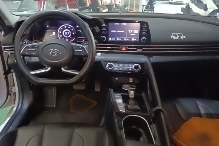 Used Hyundai Elantra 2022 1.5L CVT GLX Elite Edition Center Console