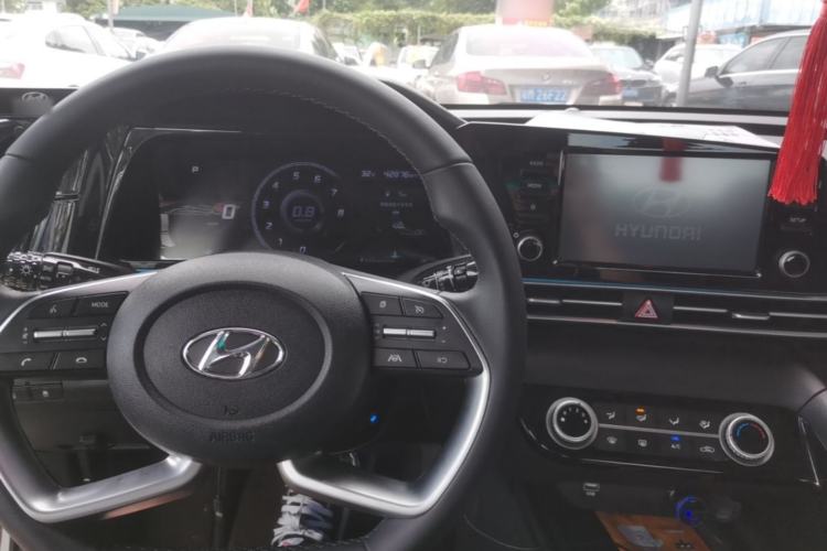 Used Hyundai Elantra 2022 1.5L CVT GLX Elite Edition Center Console
