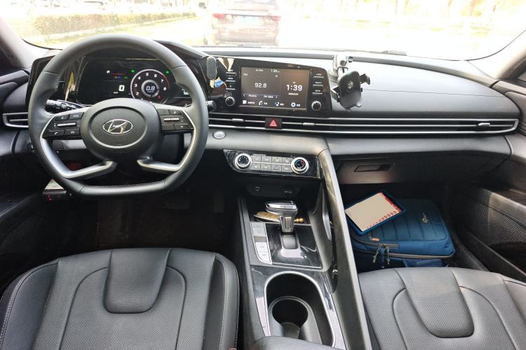 Used Hyundai Elantra 2022 1.5L CVT GLX Elite Edition Center Console