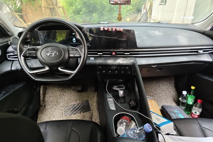 Used Hyundai Elantra 2022 1.5L CVT LUX Prestige Edition Center Console