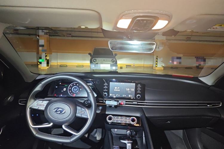 Used Hyundai Elantra 2022 1.5L CVT GLX Elite Edition Center Console