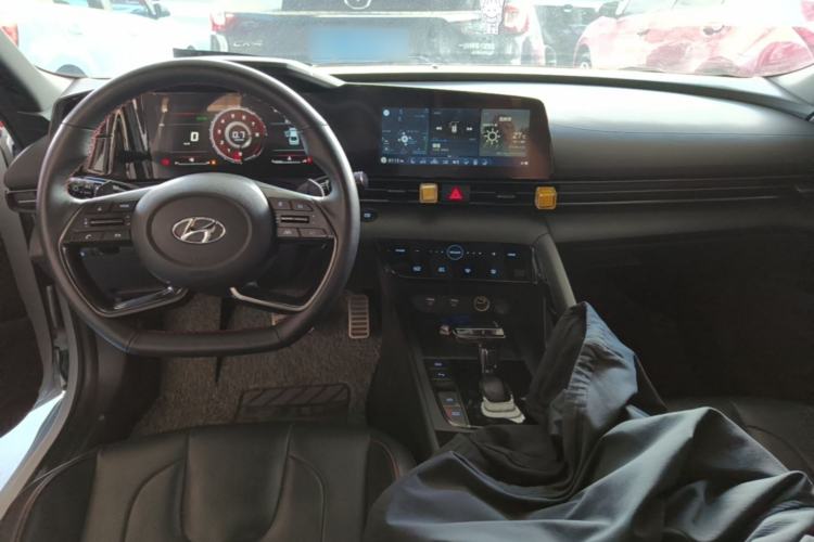 Used Hyundai Elantra 2022 240TGDi DCT LUX Prestige Edition Center Console
