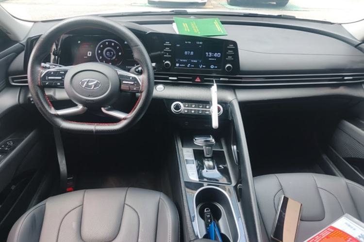Used Hyundai Elantra 2022 1.5L CVT GLX Elite Edition Center Console