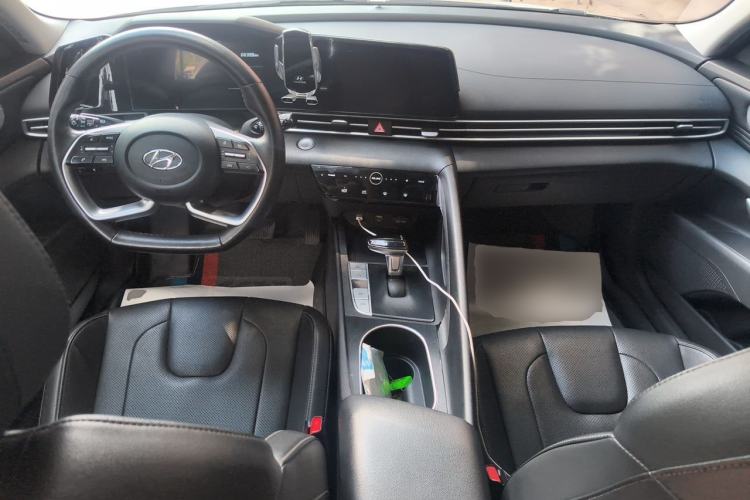 Used Hyundai Elantra 2022 1.5L CVT LUX Prestige Edition Center Console
