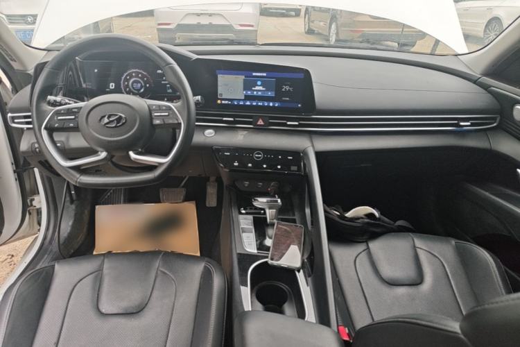 Used Hyundai Elantra 2022 1.5L CVT LUX Prestige Edition Center Console