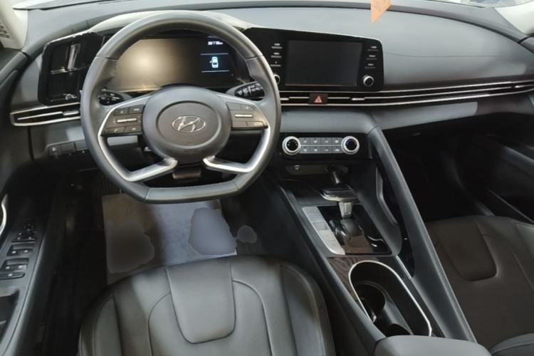Used Hyundai Elantra 2022 1.5L CVT GLX Elite Edition Center Console