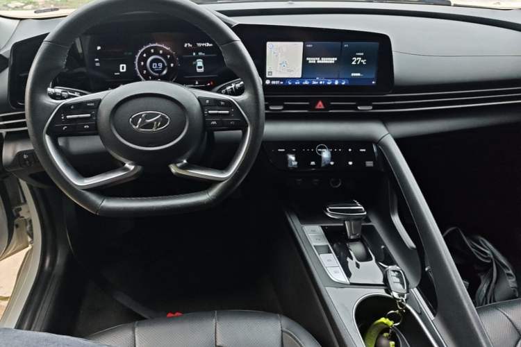 Used Hyundai Elantra 2022 1.5L CVT LUX Prestige Edition Center Console